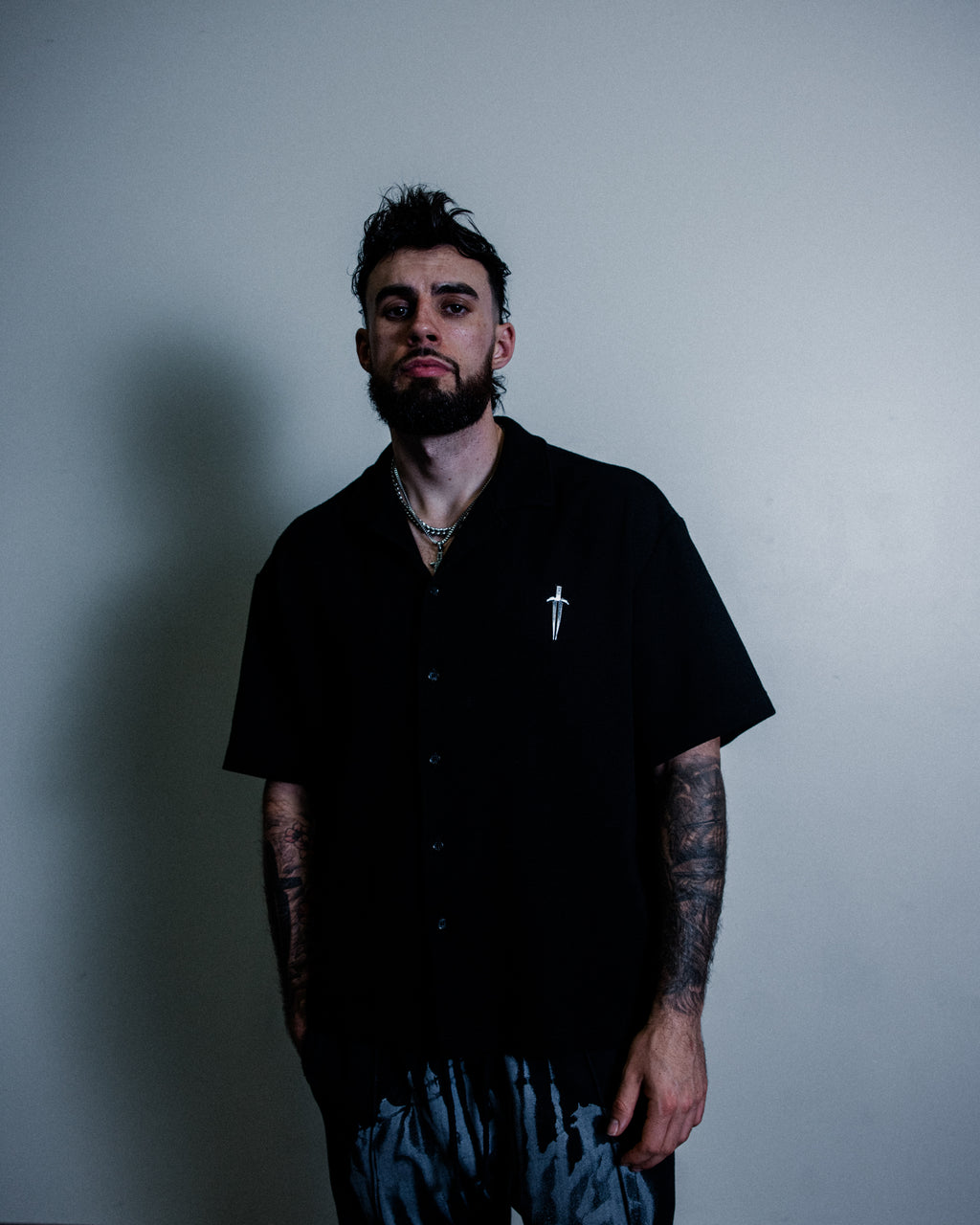 CHROME DAGGER BUTTON-DOWN [BLACK]