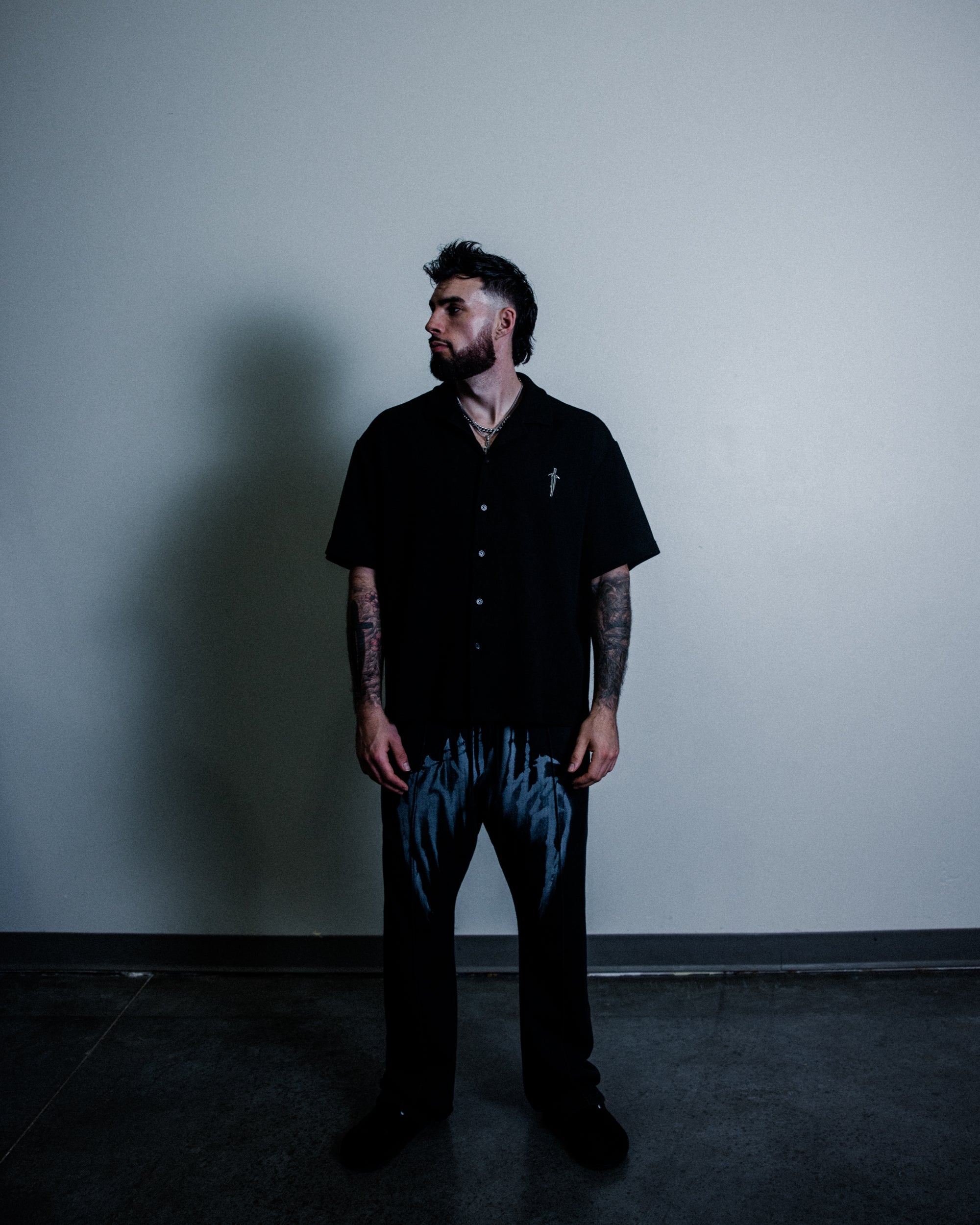 CHROME DAGGER BUTTON-DOWN [BLACK]