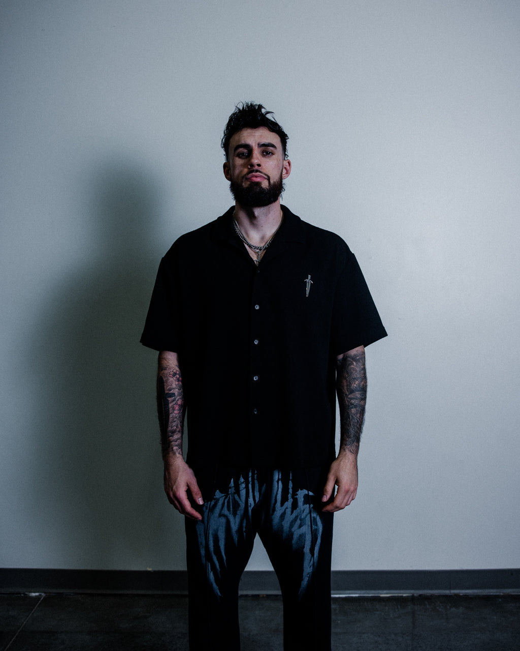 CHROME DAGGER BUTTON-DOWN [BLACK]