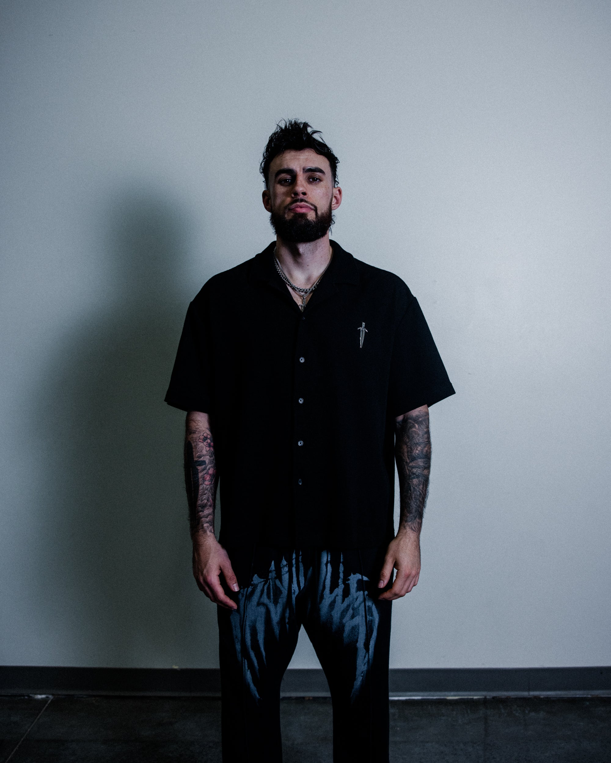 CHROME DAGGER BUTTON-DOWN [BLACK]