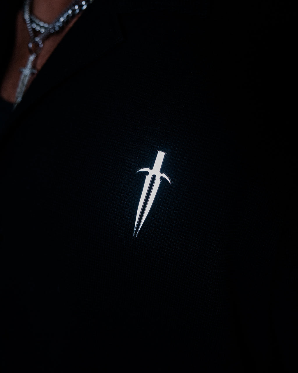 CHROME DAGGER BUTTON-DOWN [BLACK]