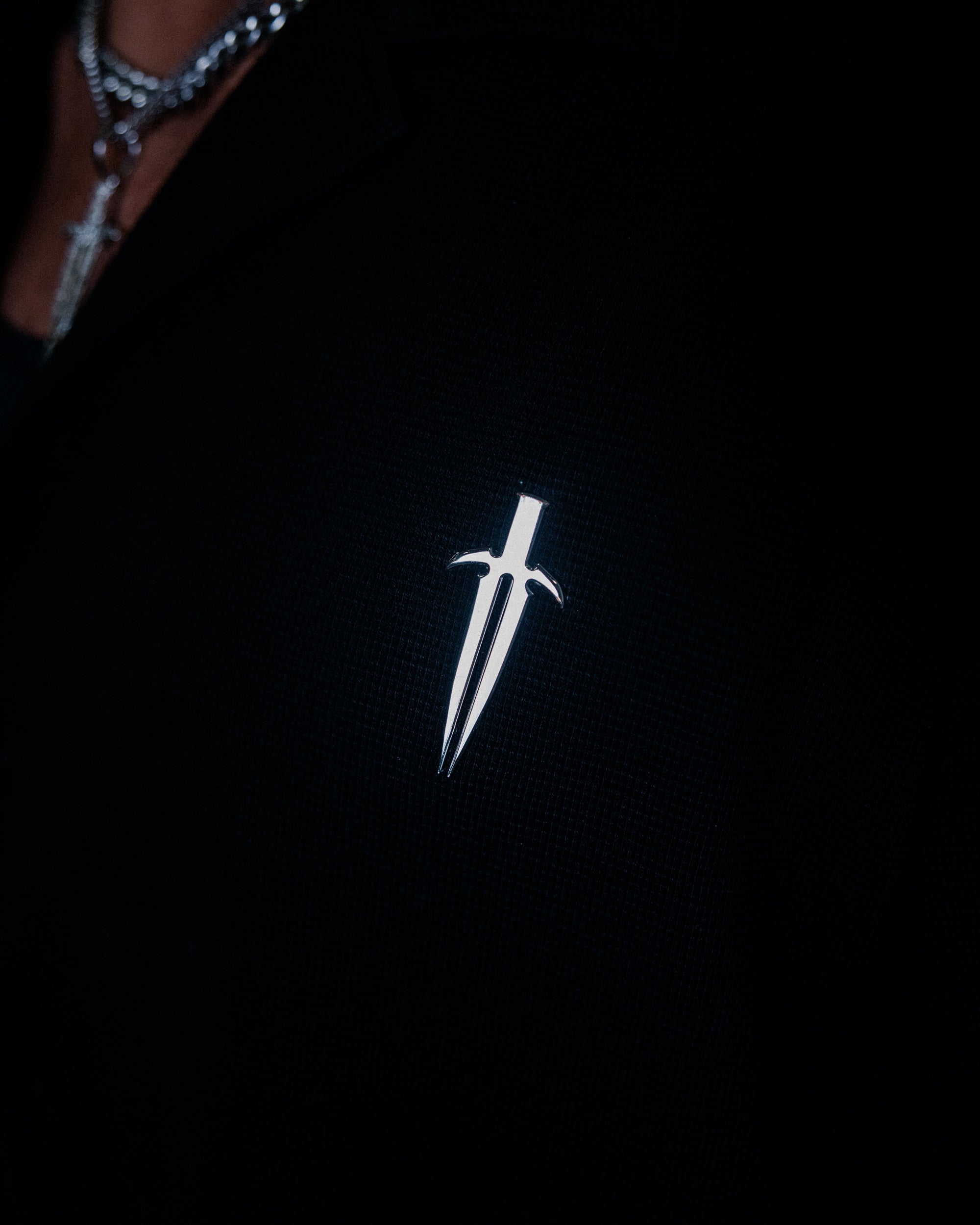 CHROME DAGGER BUTTON-DOWN [BLACK]