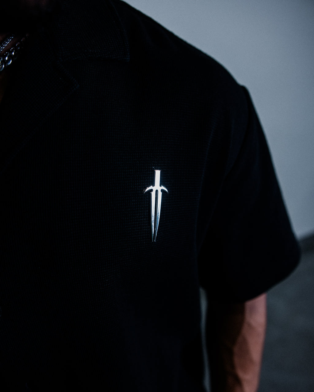 CHROME DAGGER BUTTON-DOWN [BLACK]