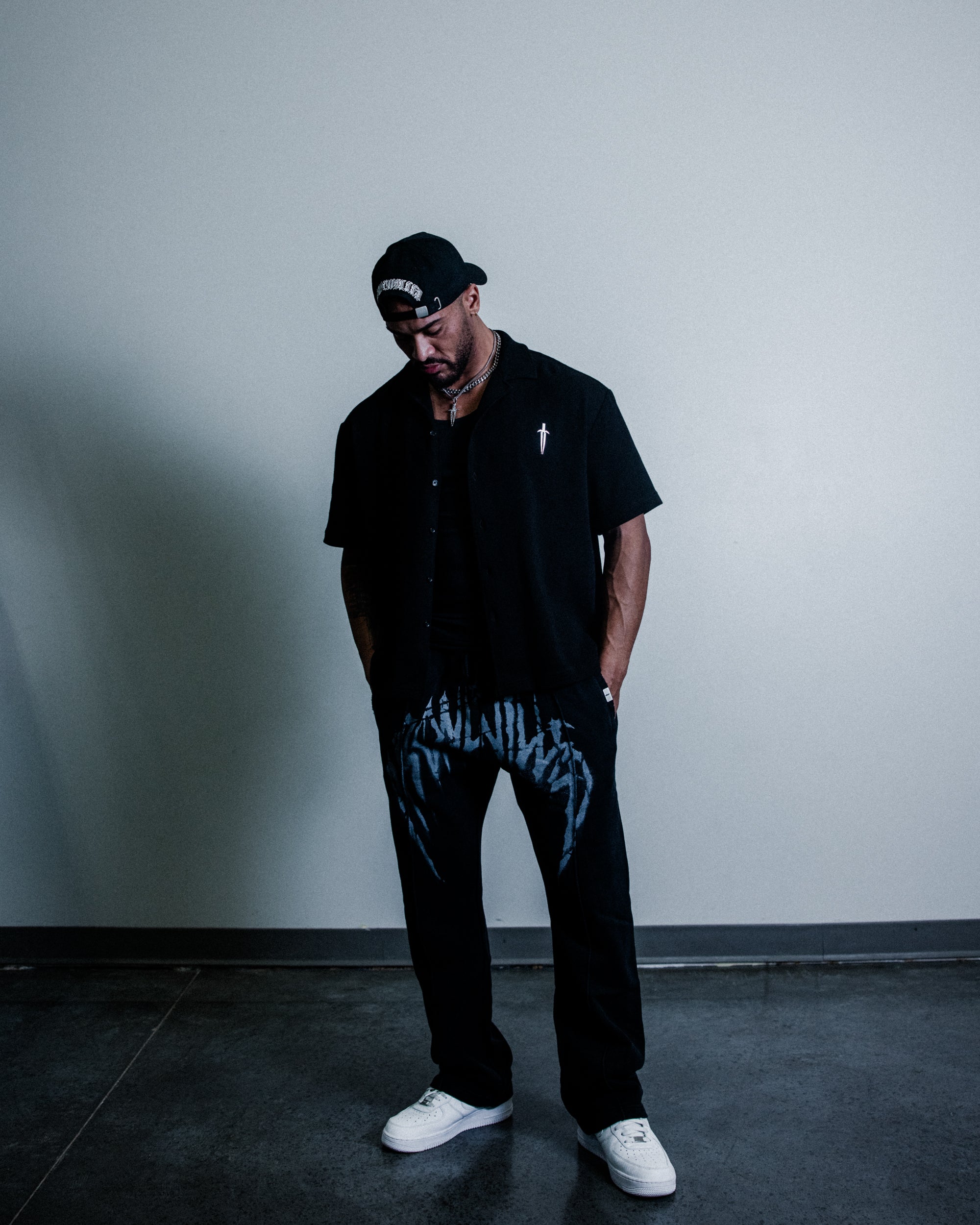 CHROME DAGGER BUTTON-DOWN [BLACK]