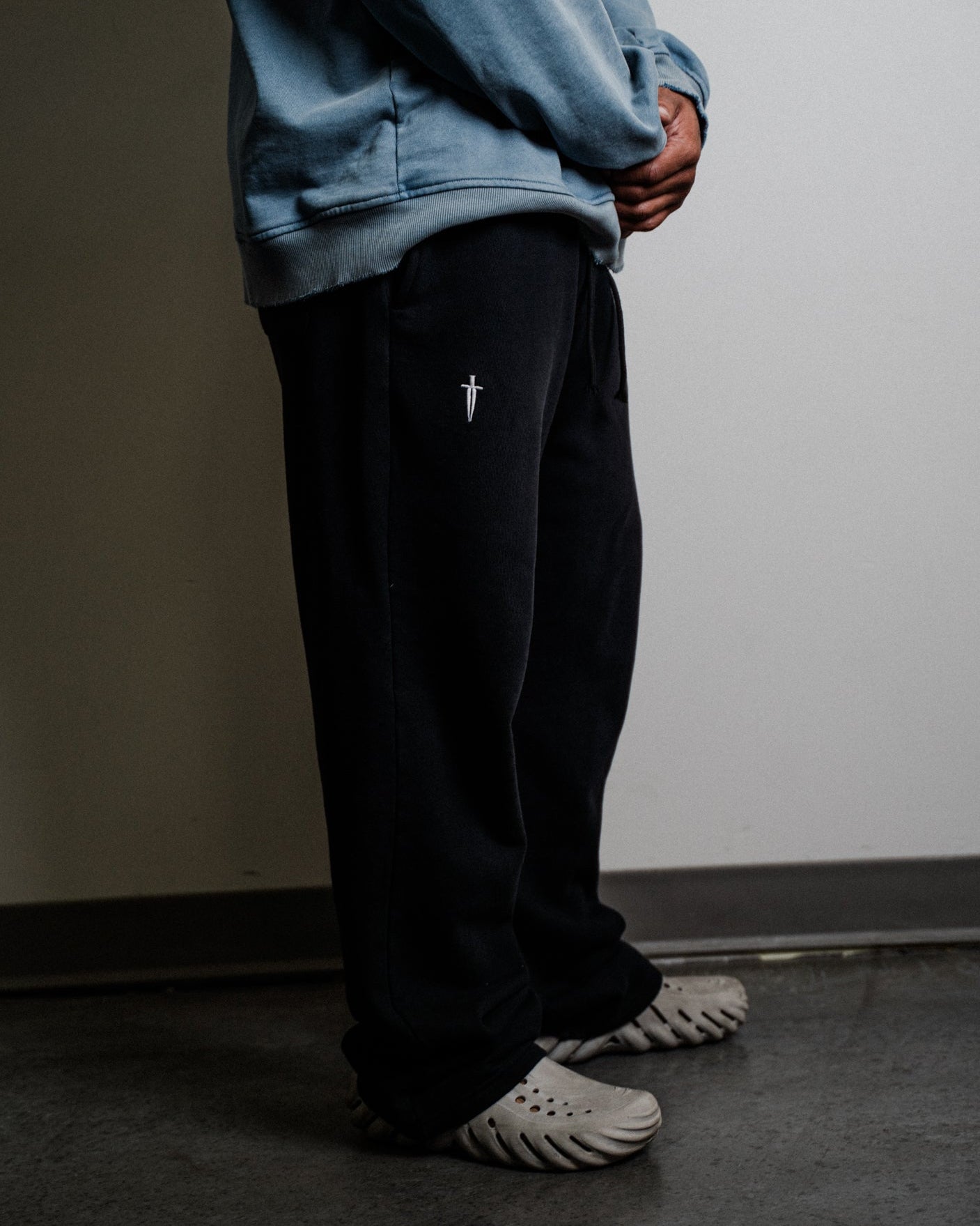 DAGGER BAGGY SWEATPANTS - [BLACK]